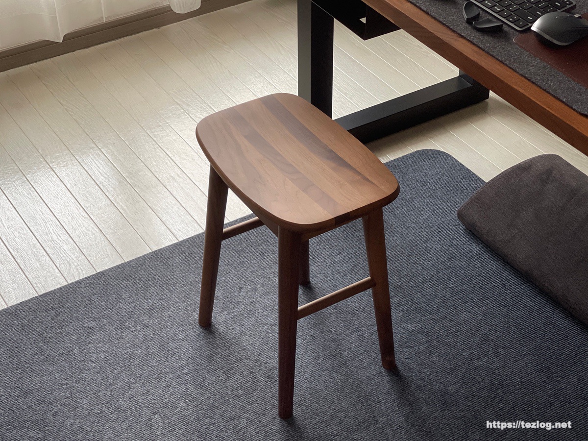 おしゃれな木製スツールを玄関に。ウォールナット無垢材がかっこいい