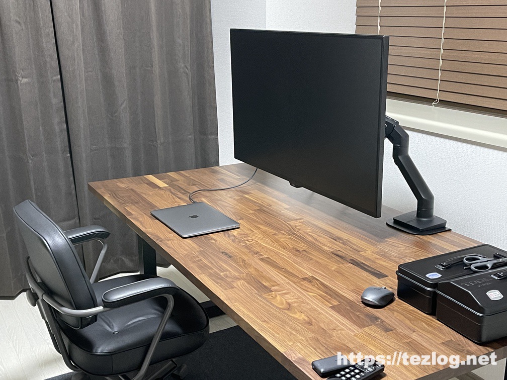 ウォルナットデスク・ M1 MacBook Air・LG 42.5インチ4K液晶モニター・ エルゴトロン HXデスクモニターアーム・イケア オフィスチェア アレフィェル
