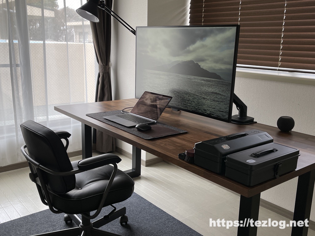 ホームオフィス デスク環境 ウォールナット無垢デスク、42.5インチ液晶モニター、MacBook Airなどなど。
