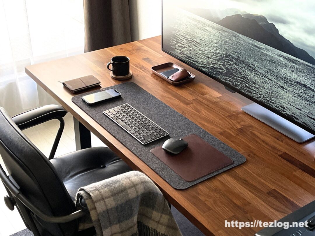 自宅オフィスのM1 MacBook Air ウォールナットデスク環境。42.5インチモニターやLogicool マウス、Satechiキーボード。メリノウールデスクマット、レザーデスクチェアなどなど。