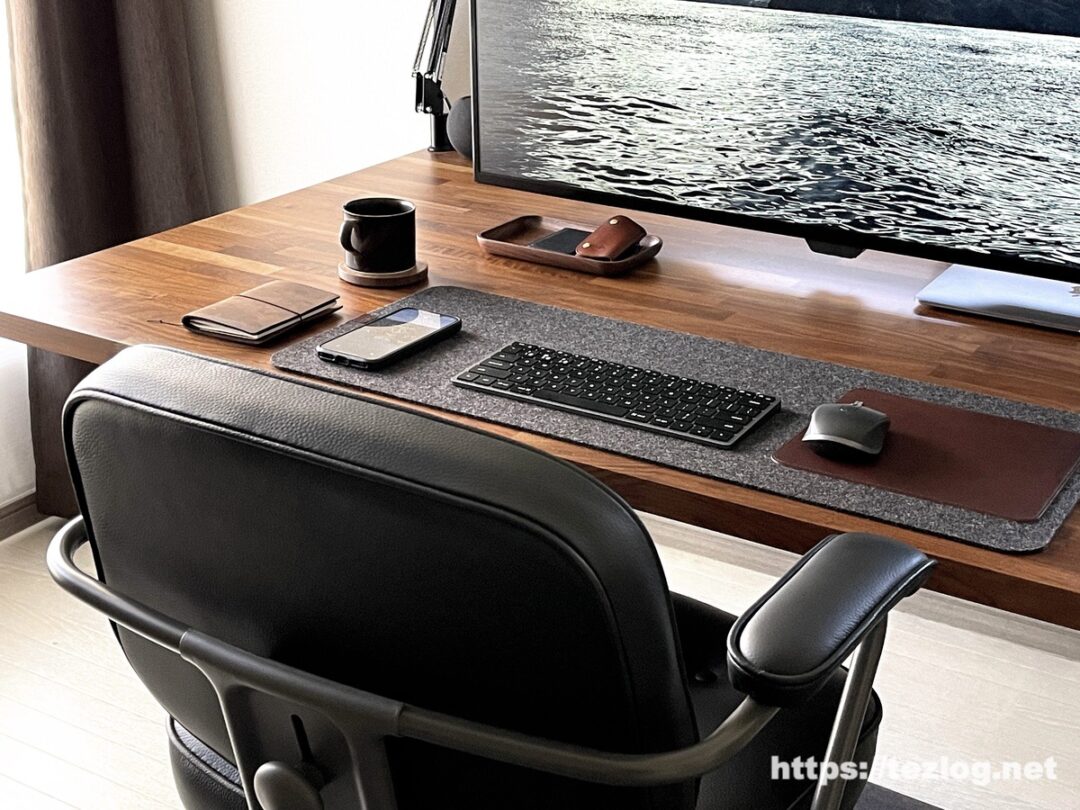 自宅オフィスのM1 MacBook Air ウォールナットデスク環境。イケア レザーオフィスチェア アレフィェル。