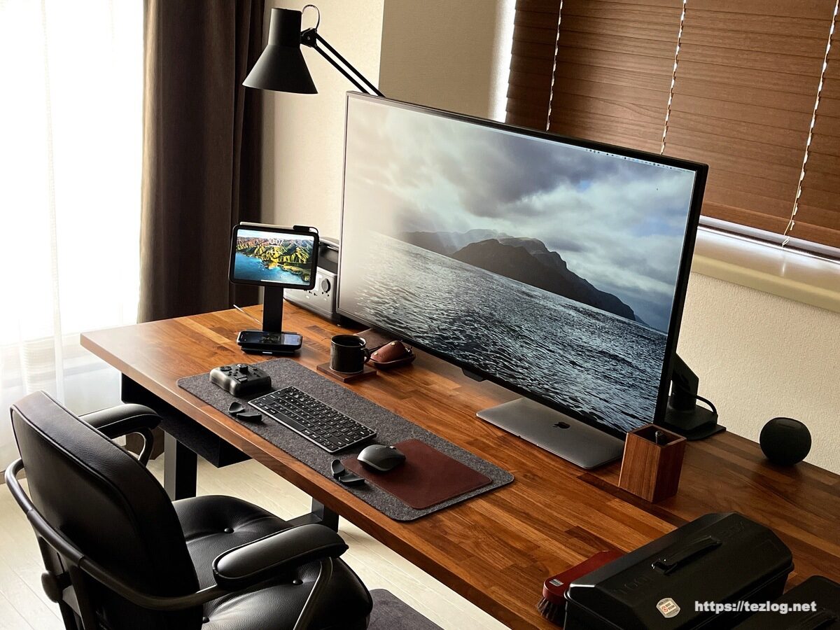 42.5インチモニターとM1 MacBook Airのホームオフィスデスク環境。デスクアイテム一式。