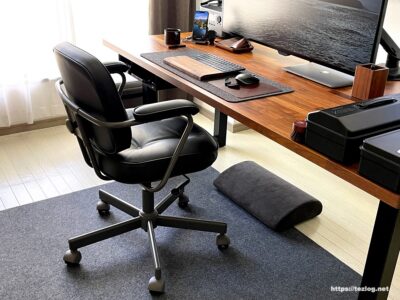 自宅オフィスのM1 MacBook Air ウォールナットデスク環境。IKEA デスクチェア アレフィェルとBODERLESS FOOT CUSHION