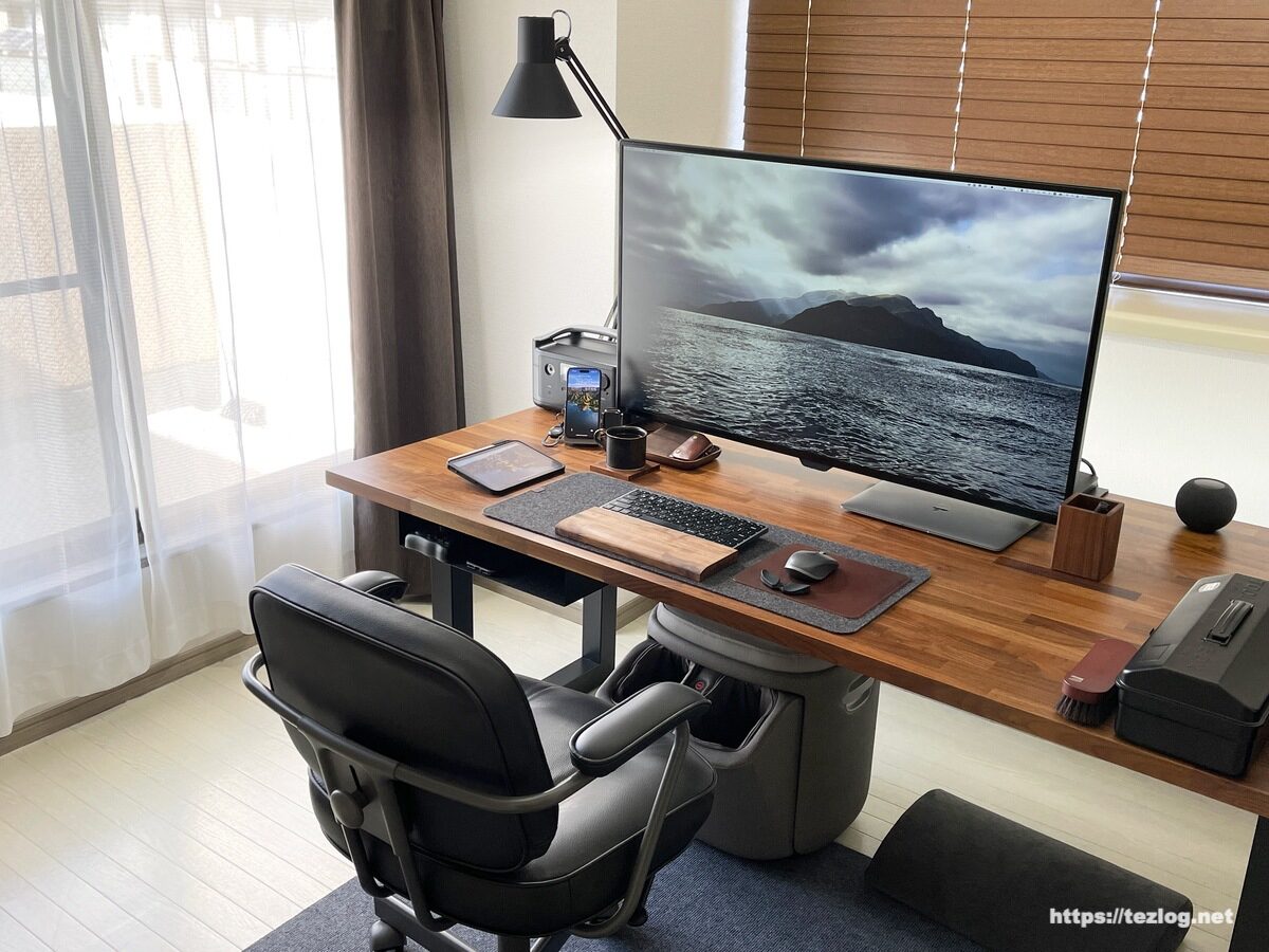 自宅オフィスのM1 MacBook Air ウォールナットデスク環境。ドクターエア フットマッサージャースツール。