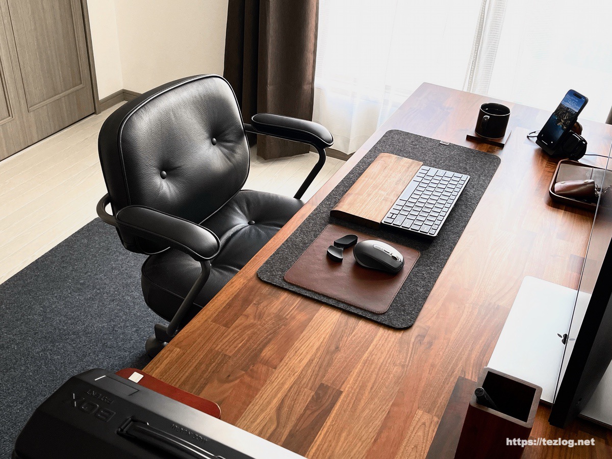 自宅オフィスのM1 MacBook Air ウォールナットデスク環境。イケア レザーオフィスチェア アレフィェル