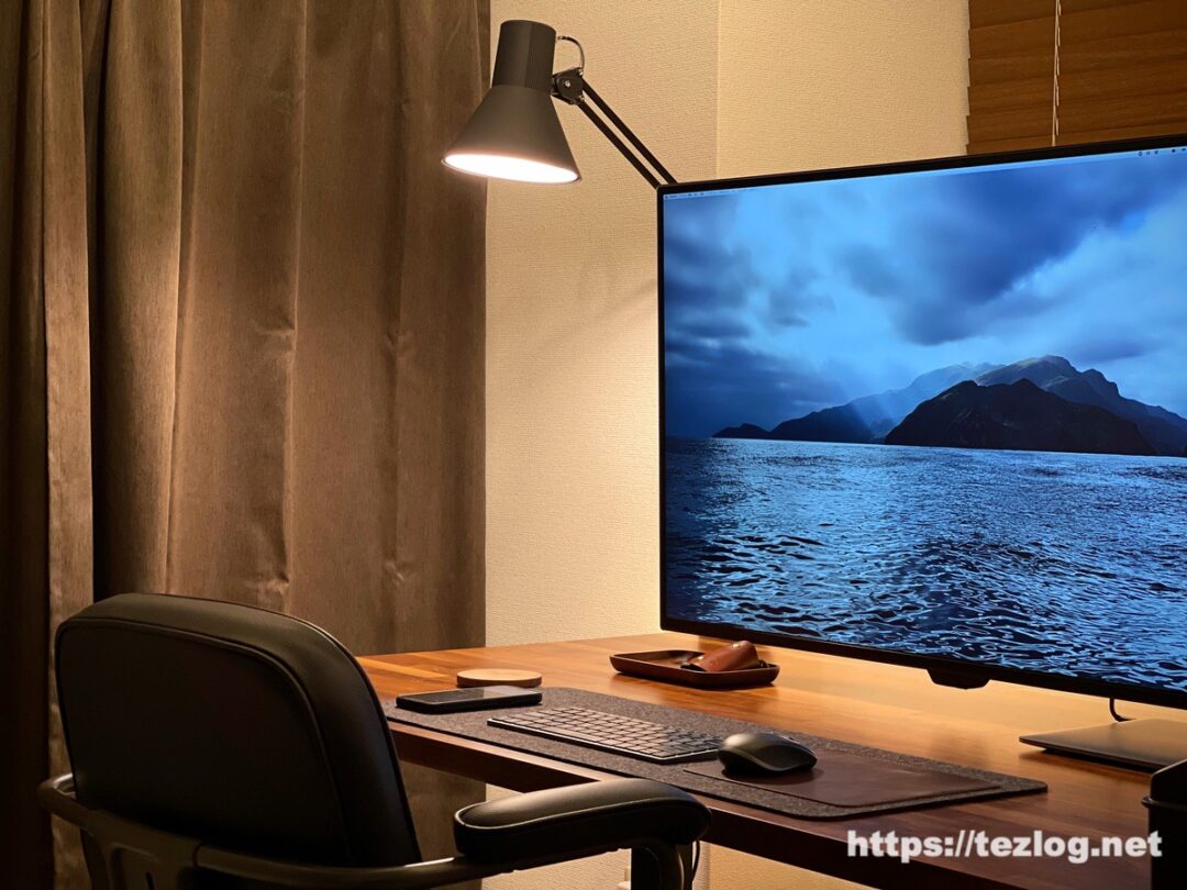 自宅オフィスデスクの照明環境。山田照明 LEDデスクスタンド Z-Light Z-108N ウォールナットデスクでの使用風景