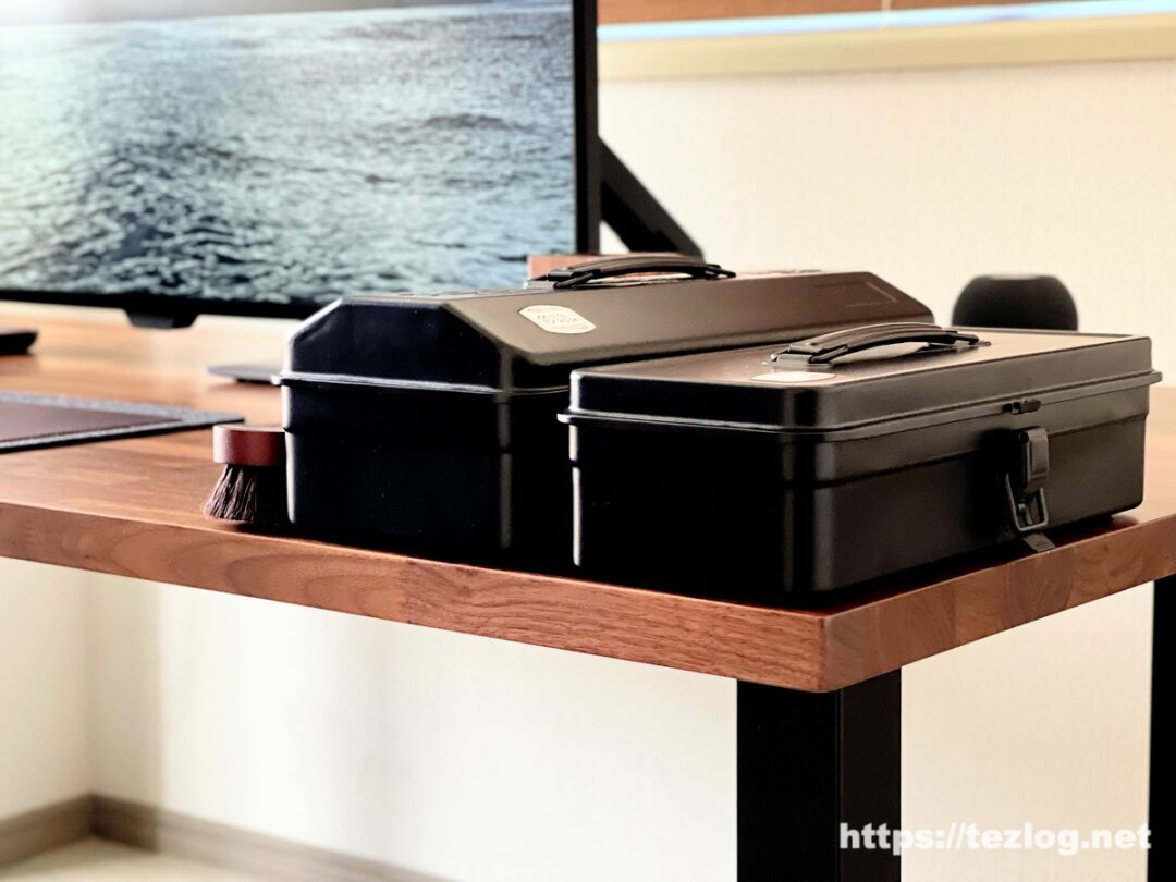 自宅オフィスのM1 MacBook Air ウォールナットデスク環境。収納代わりのTOYOスチールツールボックスと埃落とし用のコロニルブラシ