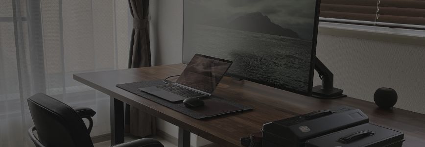 ホームオフィスデスクツアー ウォールナットデスク・M1 MacBook Air・42.5インチLGモニターなど