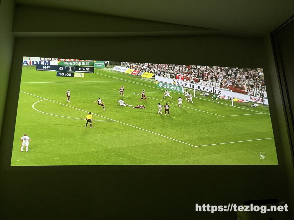 XGIMI モバイルプロジェクター Mogo Pro 5.5帖の寝室での使用風景 DAZNでサッカーも大画面