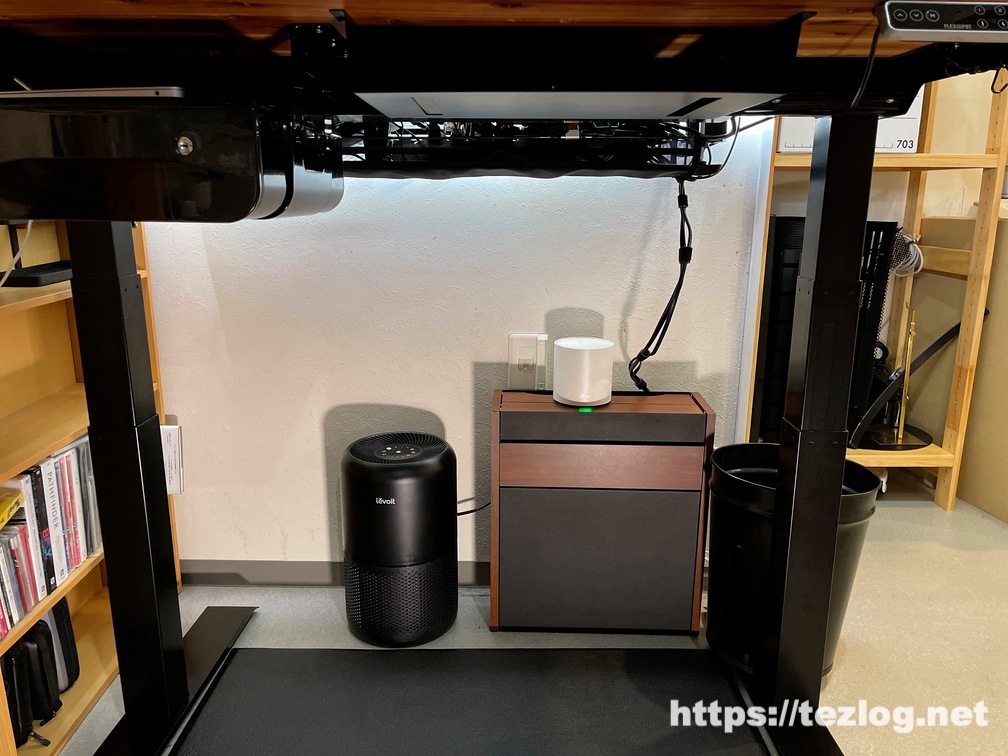 FLEXISPOT 伝道師キスタンディングデスク下の配線整理後。サンワサプライのケーブルボックスとケーブルトレーなどを使用。