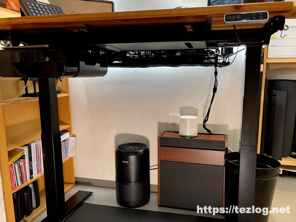FLEXISPOT 伝道師キスタンディングデスク下の配線整理後。サンワサプライのケーブルボックスとケーブルトレーなどを使用。