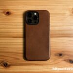 NOMAD Modern Leather Case iPhone 13 Pro Rustic Brownを装着したiPhone 13 Pro