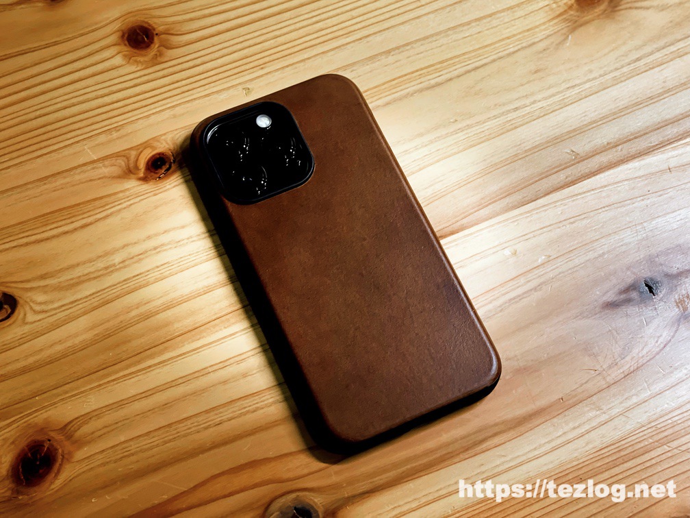 NOMAD Modern Leather Case iPhone 13 Pro Rustic Brownを装着したiPhone 13 Pro