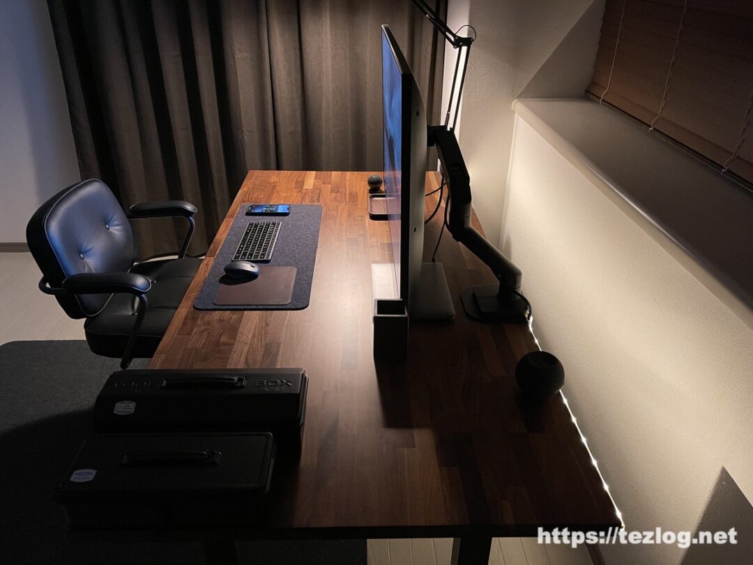自宅オフィスのM1 MacBook Air ウォールナットデスク環境。Hue スマートライトで照明をコントロール。