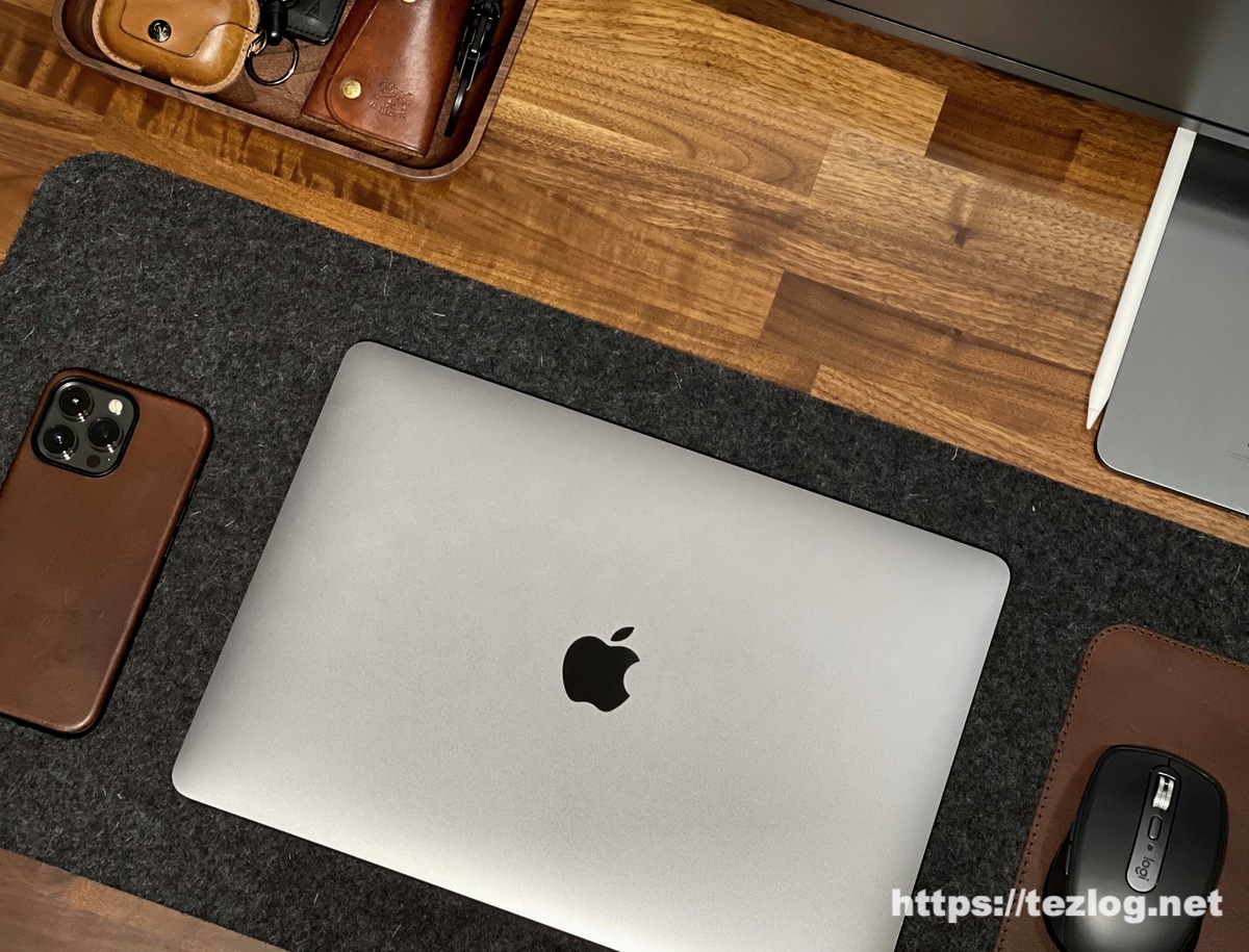 M1 MacBook AirとiPhone 13 Pro、AirPods Pro,iPad mini 6などをデスク上に。