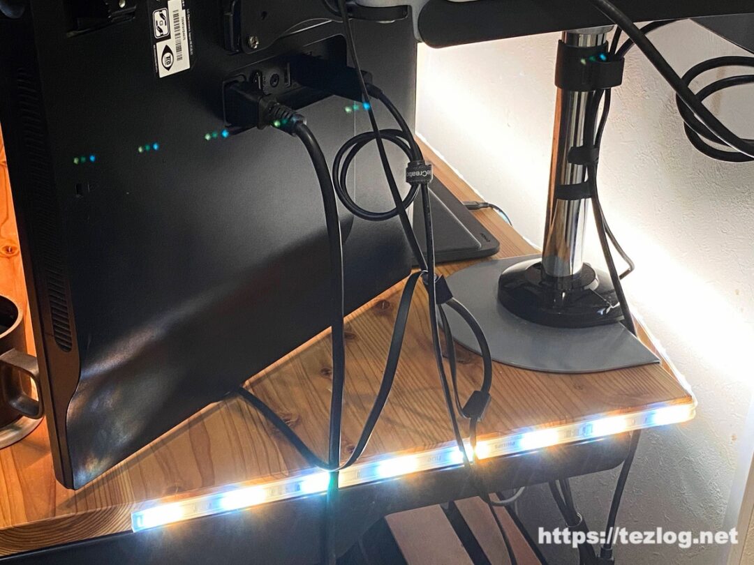 Philips Hue LEDテープライト リボンライトプラス デスク天板の縁に貼っての使用風景