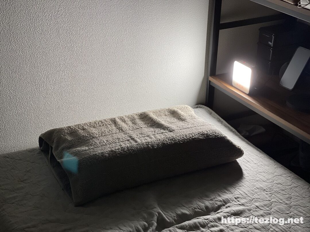 光目覚まし時計 トトノエライト 寝室での使用風景 白色光