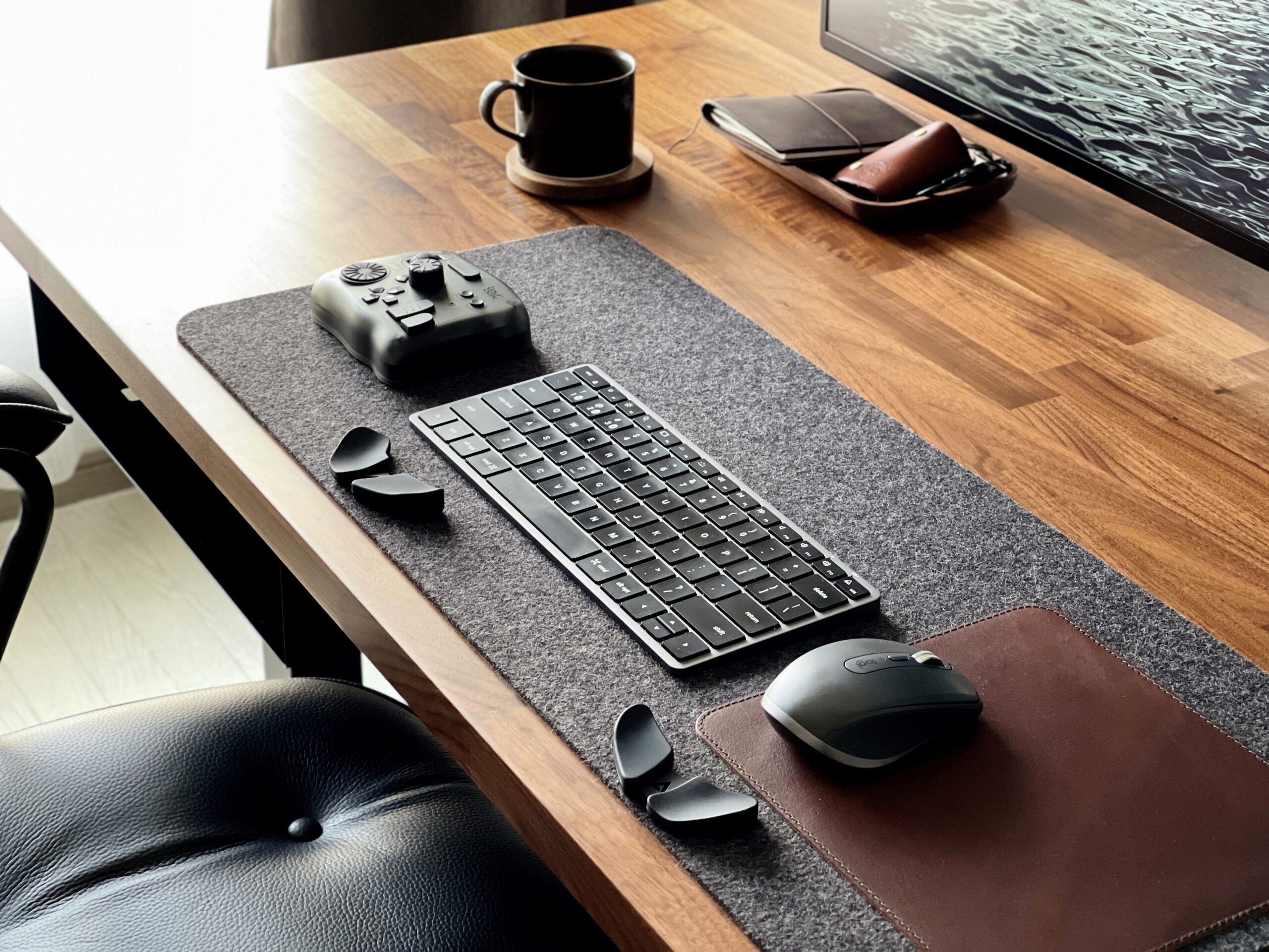 Carpio2.0 2つをキーボード、マウス、左手デバイス兼用のリストレストとしてデスクパッド上での使用風景