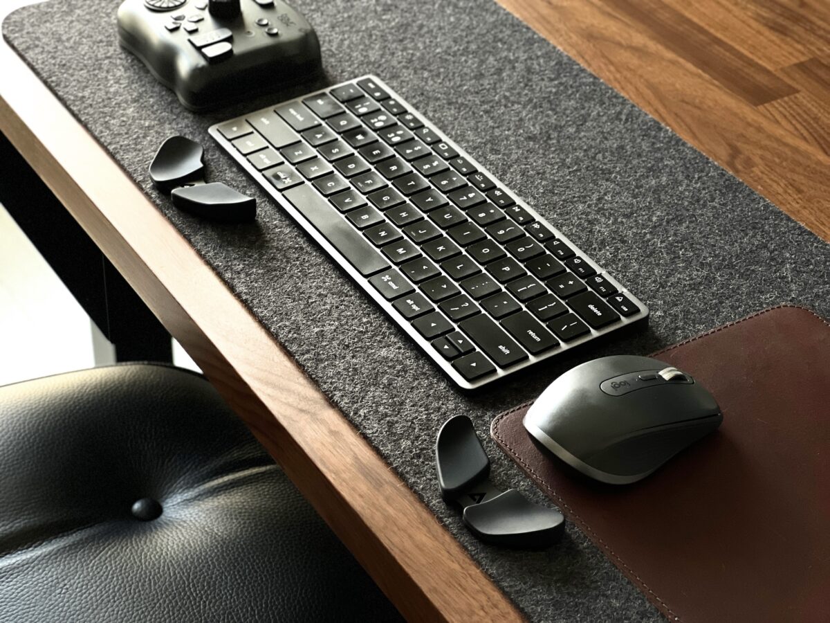Carpio2.0 2つをキーボード、マウス、左手デバイス兼用のリストレストとしてデスクパッド上での使用風景