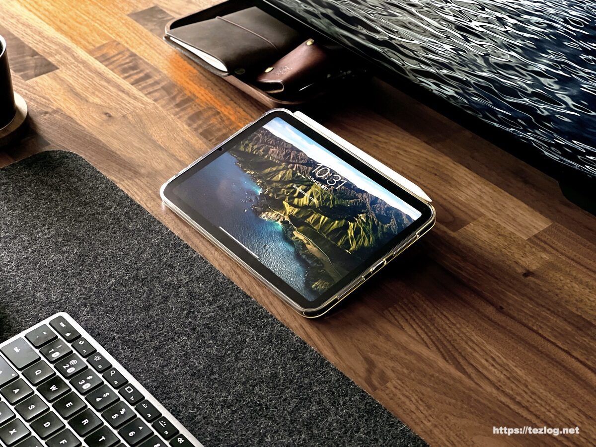 iPad mini 6 の背面に装着したAnker 610 Magnetic Phone Grip をスタンドに。