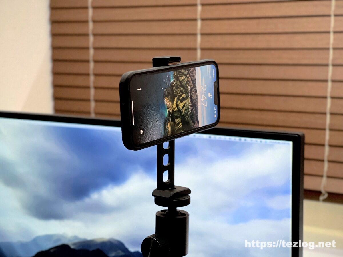 Ulanzi ST-28 スマホホルダー MagSafe用 三脚マウントにiPhone 13 Proを取り付け 画面側