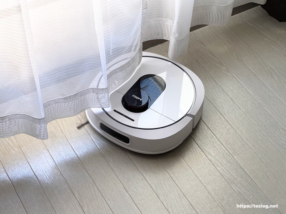 ROIDMI EVA 5in1 全自動ロボット掃除機レビュー 自動で吸引と水拭きの清掃をしている様子