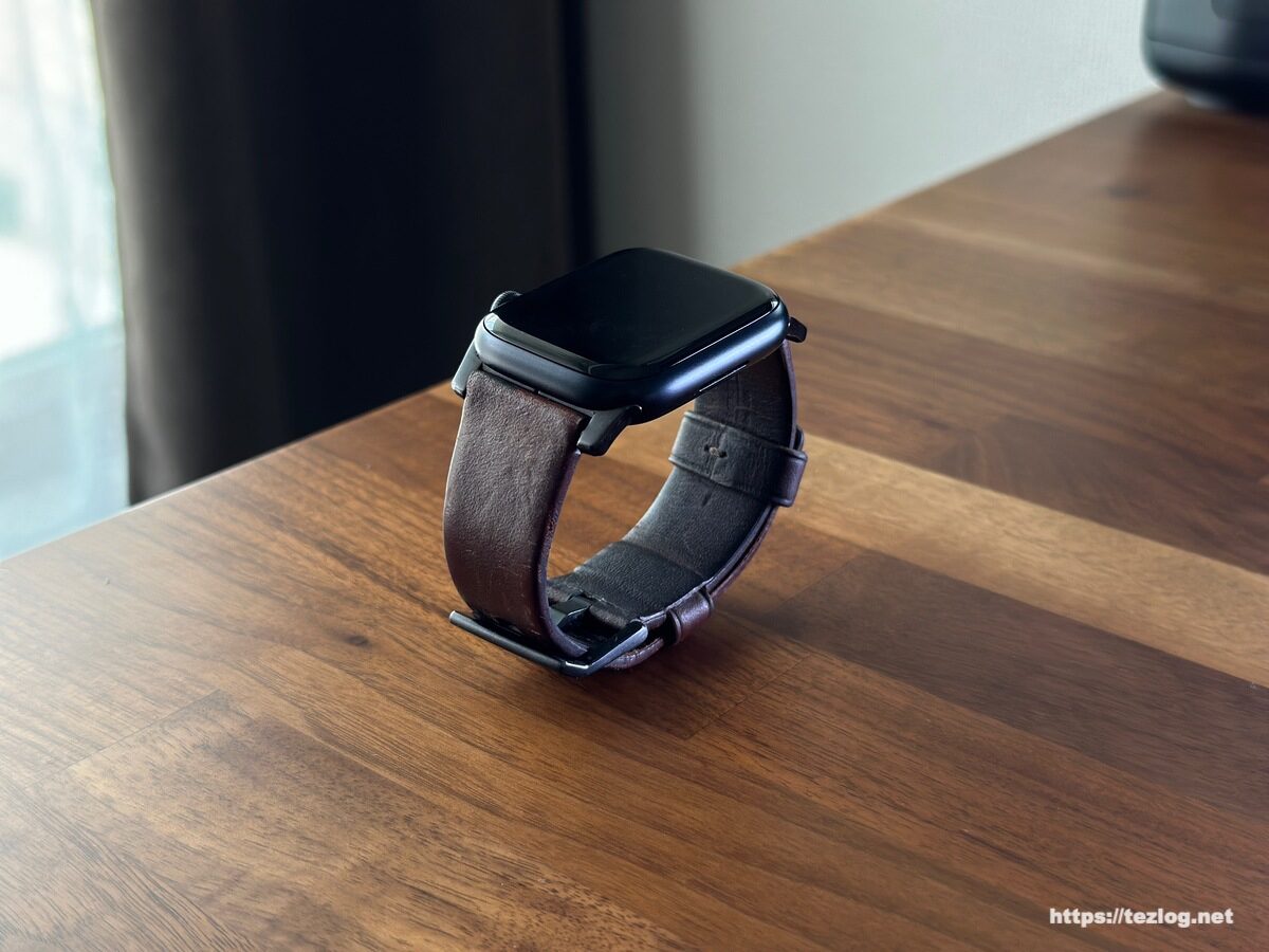 Apple Watch Series8 ミッドナイトアルミニウムケースとNOMAD MODERN BAND