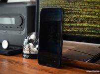 Belkin ScreenForce™ 強化ガラスプライバシー抗菌画面保護フィルムを貼ったiPhone 15 Pro Max。横からは見えづらい覗き見防止機能3 。ロック画面 通知あり。