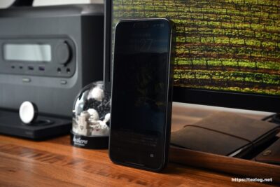Belkin ScreenForce™ 強化ガラスプライバシー抗菌画面保護フィルムを貼ったiPhone 15 Pro Max。横からは見えづらい覗き見防止機能3 。ロック画面 通知あり。