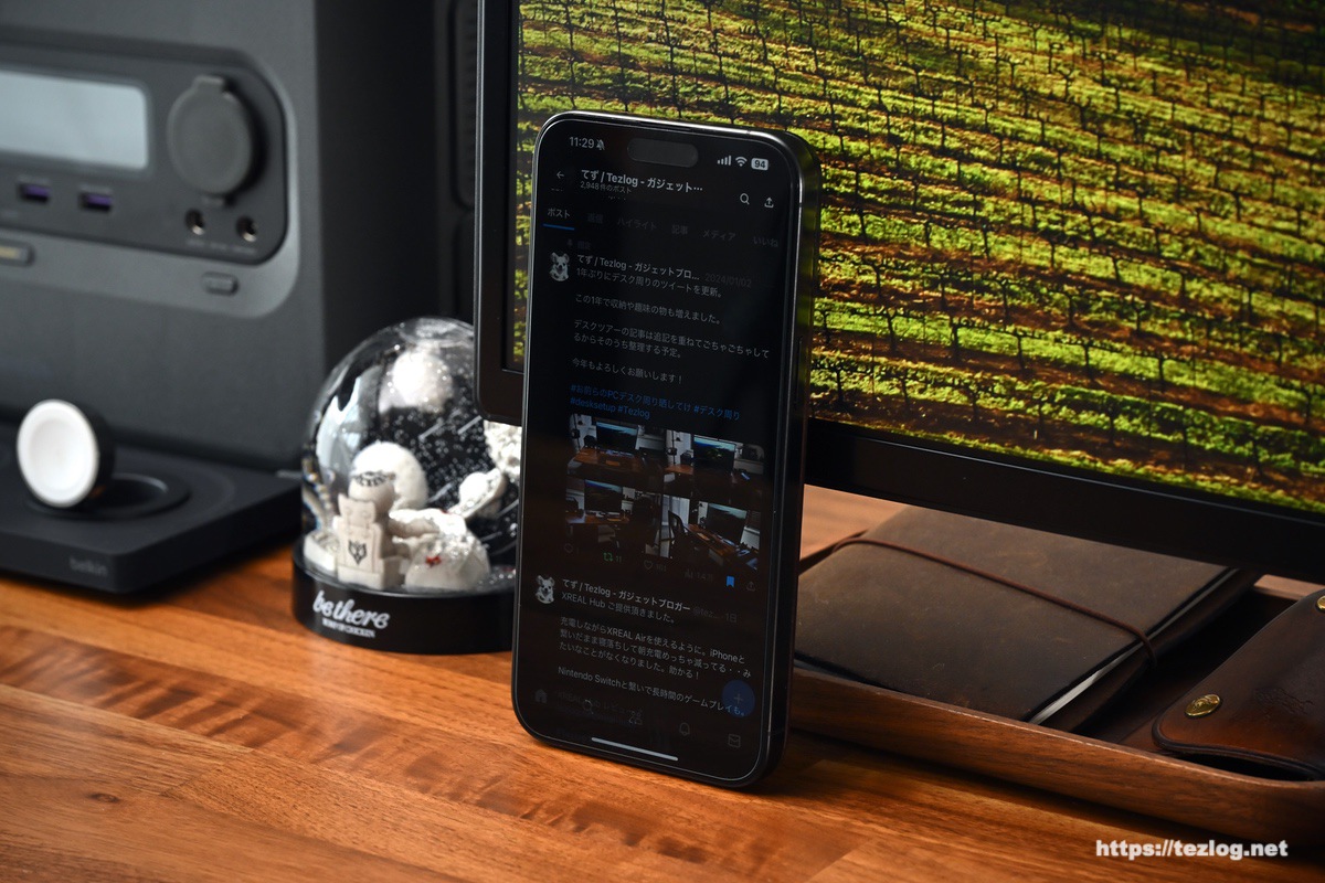 Belkin ScreenForce™ 強化ガラスプライバシー抗菌画面保護フィルムを貼ったiPhone 15 Pro Max。横からは見えづらい覗き見防止機能4。ある程度見える位置から4 XTwitter)の画面。