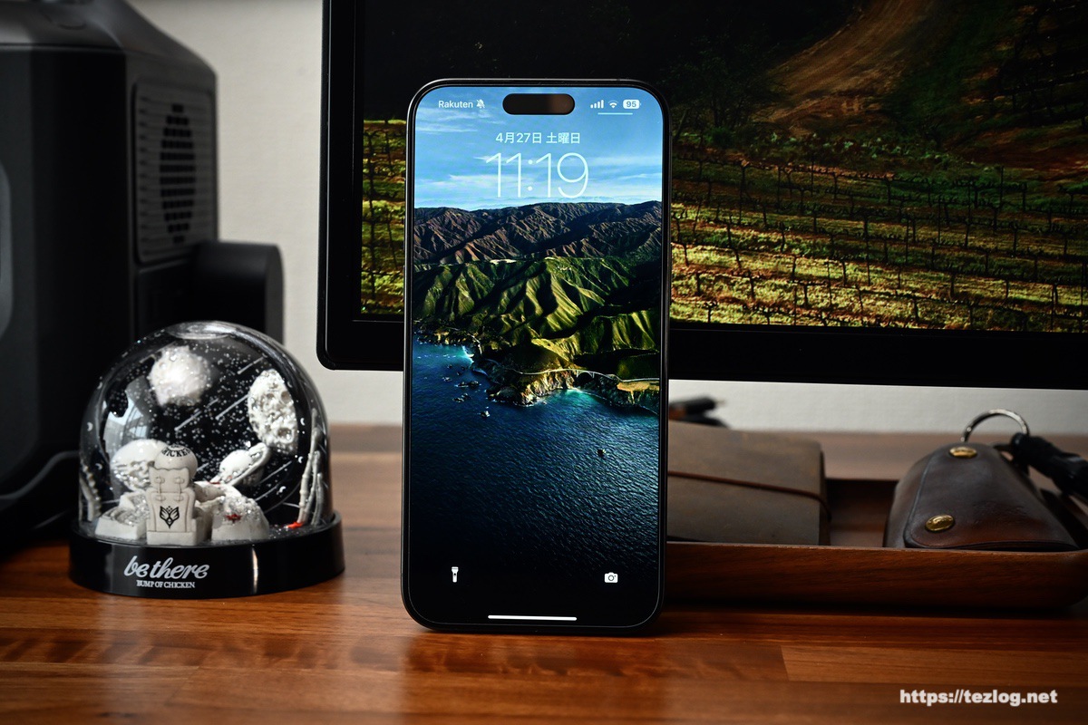 Belkin ScreenForce™ 強化ガラスプライバシー抗菌画面保護フィルムを貼ったiPhone 15 Pro Max。正面からは綺麗に見える。