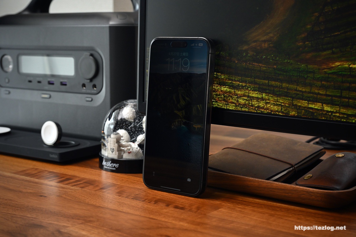 Belkin ScreenForce™ 強化ガラスプライバシー抗菌画面保護フィルムを貼ったiPhone 15 Pro Max。横からは見えづらい覗き見防止機能1 ロック画面。