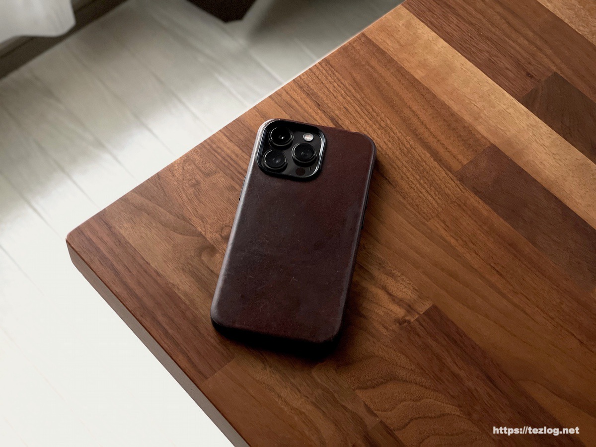 NOMADのiPhone 13 Pro ケース Modern Leather Case 。 10ヶ月使用してのエイジング。