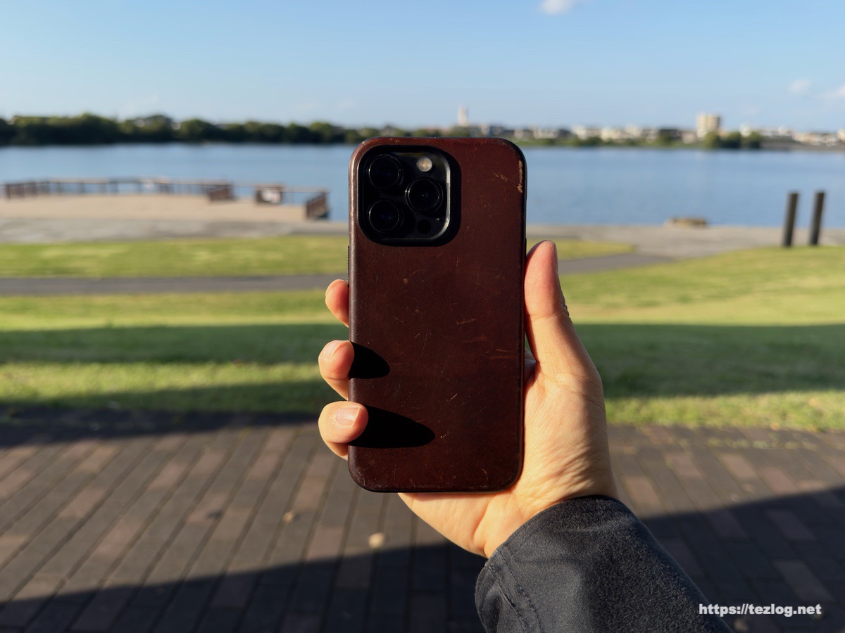 NOMADのiPhone 13 Pro ケース Modern Leather Case 。2年使用してのエイジング。