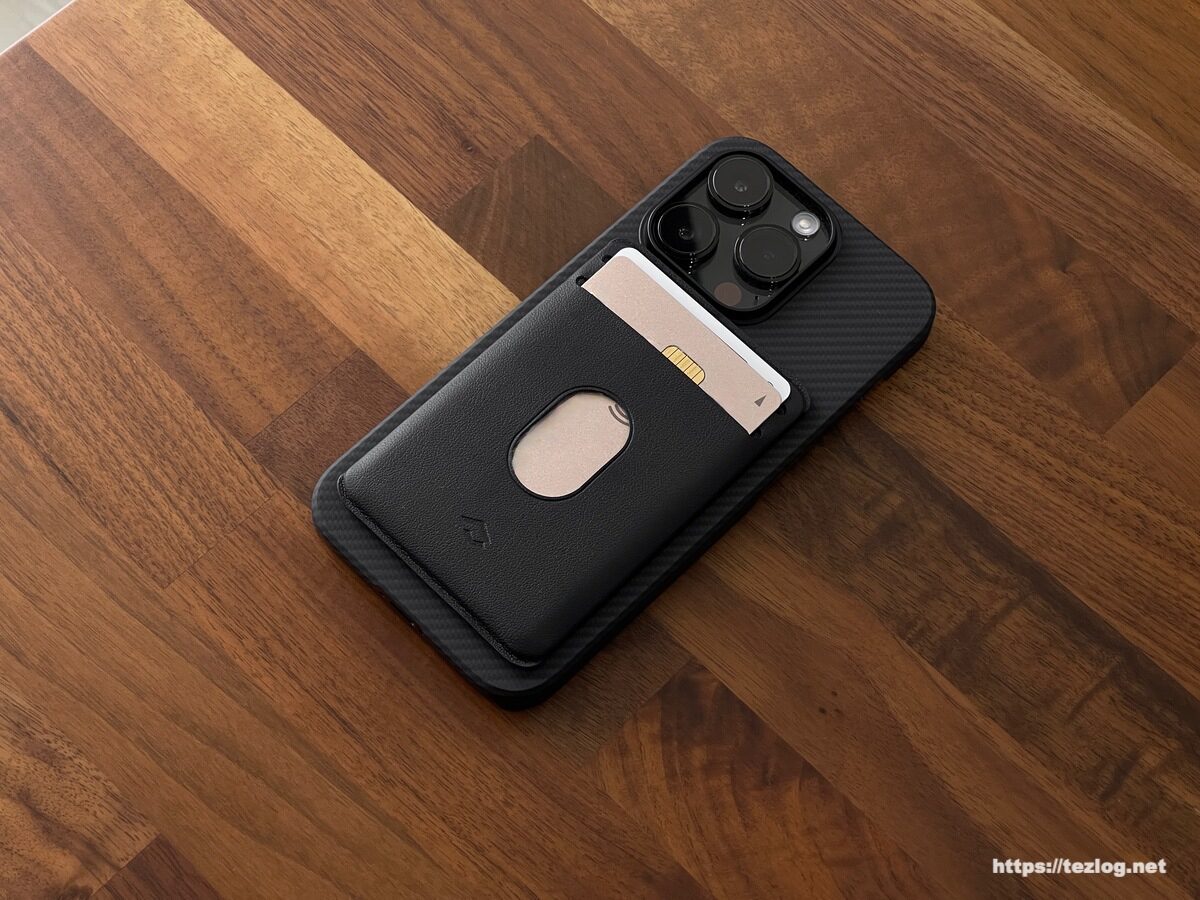 iPhone 14 ProにPITAKA MagEZ Case 3 600D 黒/グレー ツイル柄 + PITAKA MagEZ Card Sleeve 3 カード2枚収納時