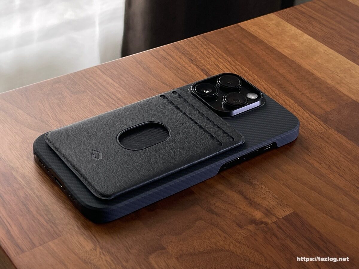 iPhone 14 ProにPITAKA MagEZ Case 3 600D 黒/グレー ツイル柄 + PITAKA MagEZ Card Sleeve 3