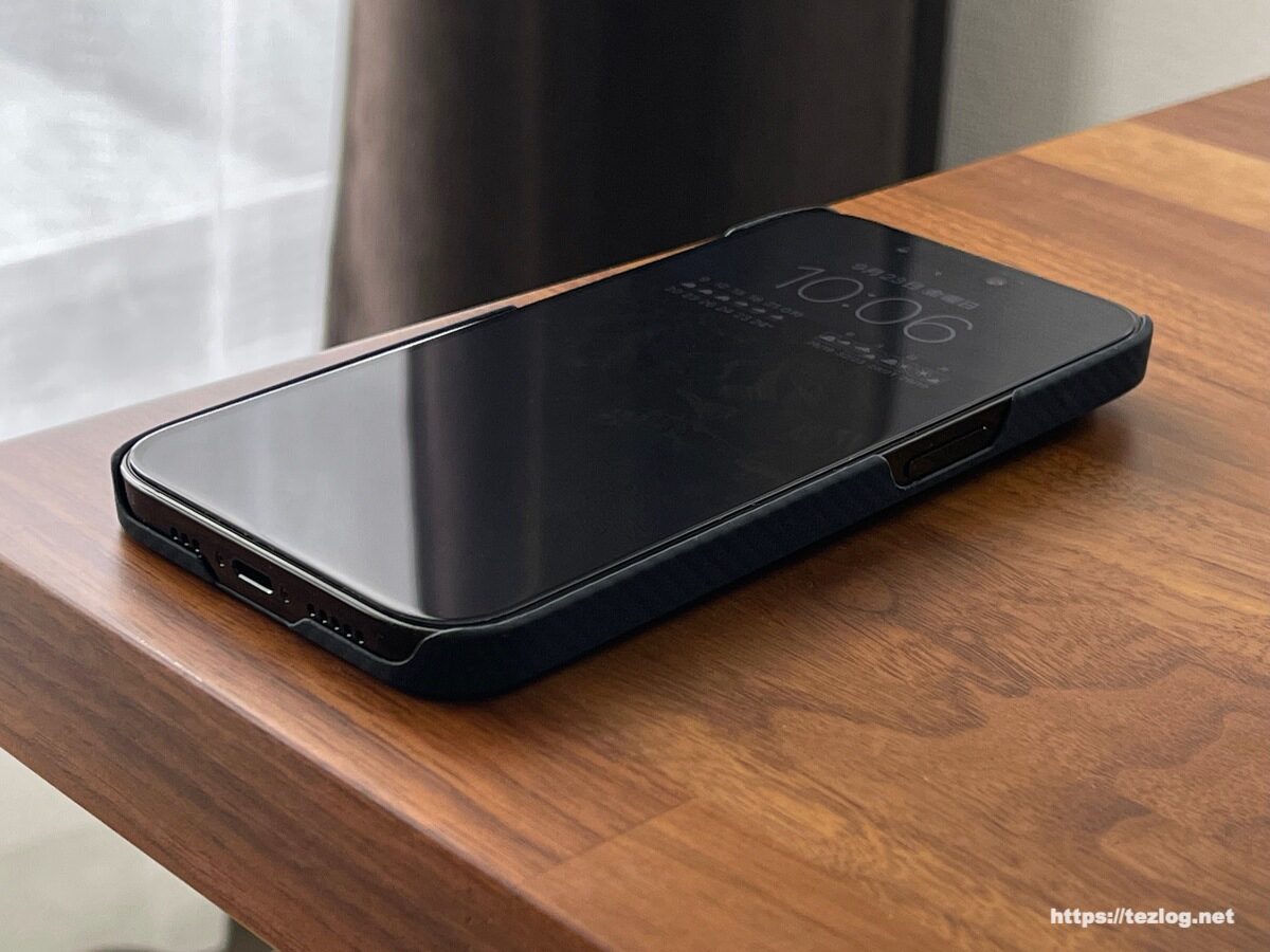PITAKA MagEZ Case 3 600D 黒/グレーツイル柄をつけたiPhone 14 Pro 液晶面