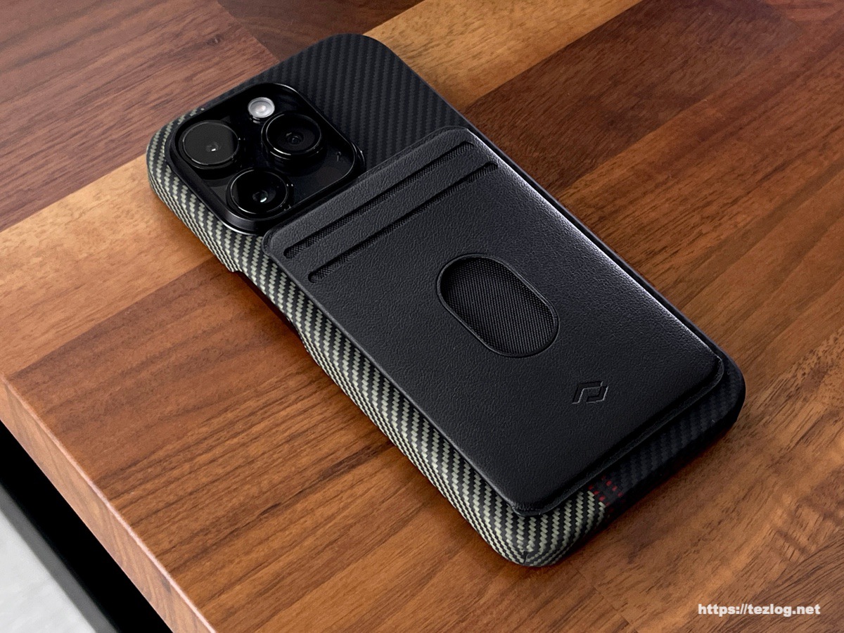 iPhone 14 ProにPITAKA MagEZ Case 3 600D 黒/グレー 序曲 + PITAKA MagEZ Card Sleeve 3