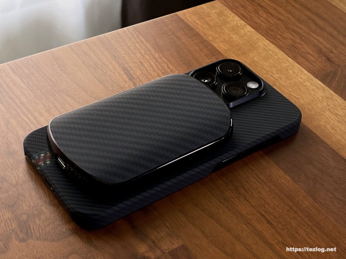 iPhone 14 ProにPITAKA MagEZ Case 3 600D 黒/グレー ラプソディー + PITAKA MagEZ Slider モバイルバッテリー