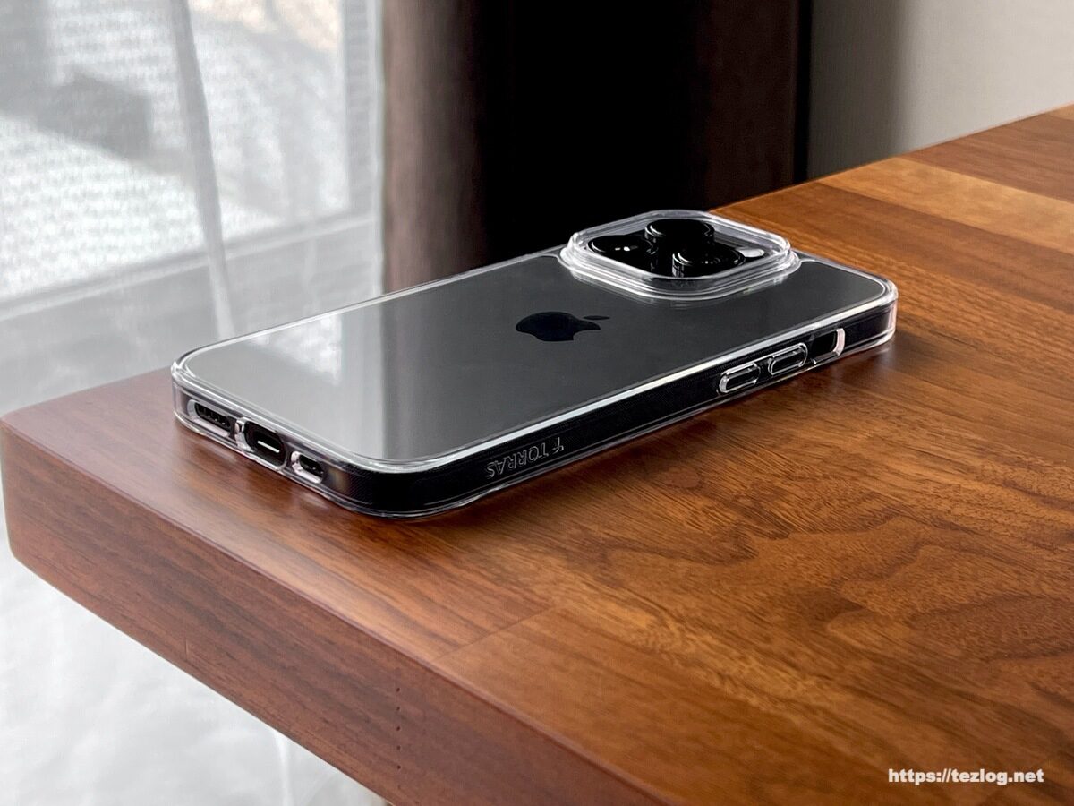 TORRAS - UPRO 氷面鏡をつけた iPhone 14 Pro