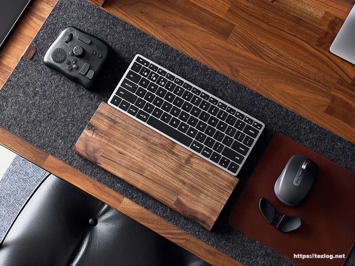 自宅オフィスのデスク環境。キーボードやマウス周りの製品一式。キーボード、マウス、左手デバイス、パームレストなど。