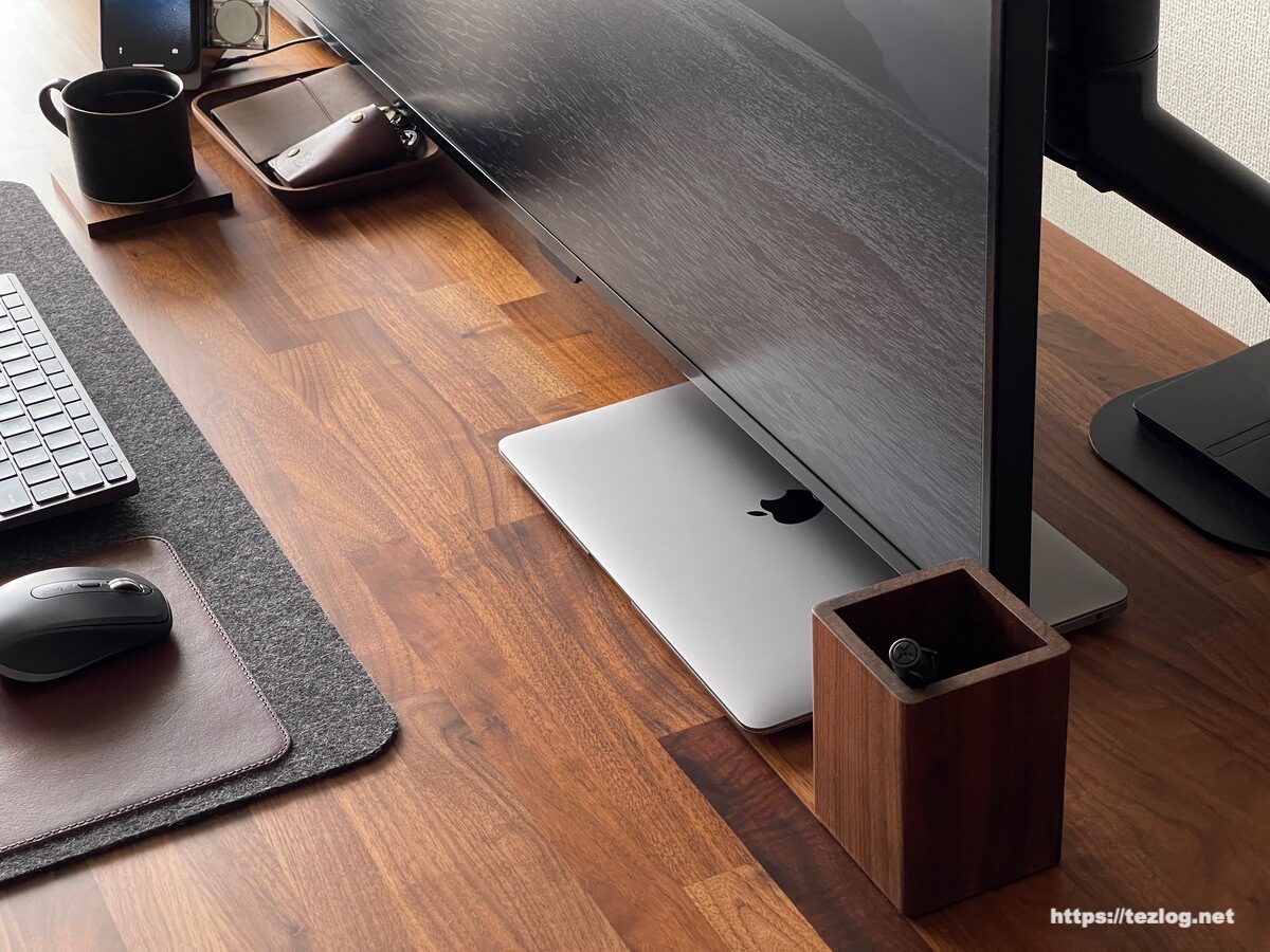 自宅オフィスのM1 MacBook Air ウォールナットデスク環境。M1 MacBook Airのクラムシェルモード使用風景。