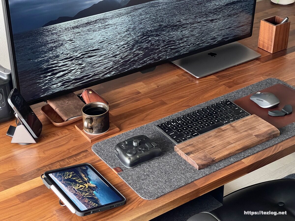 自宅オフィスのM1 MacBook Air ウォールナットデスク環境。ヨナス・リンドホルム アクセル マグカップ マットブラウン Sとウォールナットコースター。他デスク上のモノ。