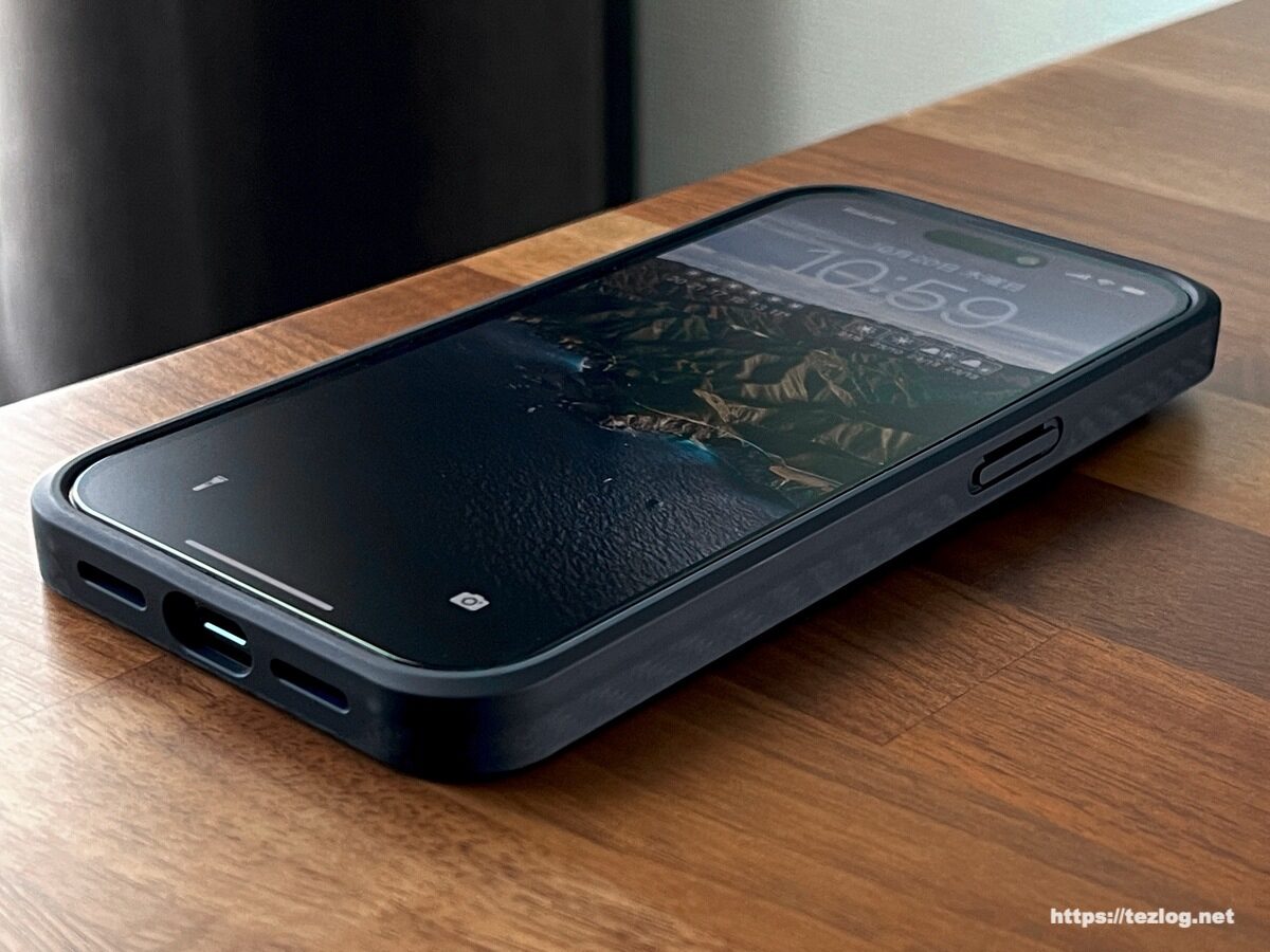 PITAKA MagEZ Case Pro 3 1500D 黒/グレーツイル柄をつけたiPhone 14 Pro ディスプレイ面
