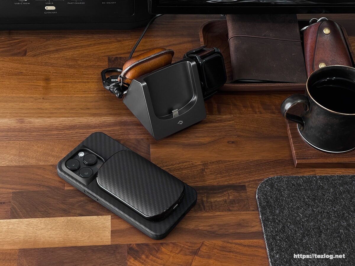 PITAKA MagEZ Case Pro 3 1500D 黒/グレーツイル柄をつけたiPhone 14 ProとPITAKA MagEZ Slider+Power Dongle