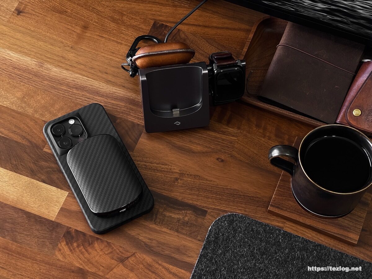 PITAKA MagEZ Case Pro 3 1500D 黒/グレーツイル柄をつけたiPhone 14 ProとPITAKA MagEZ Slider+Power Dongle