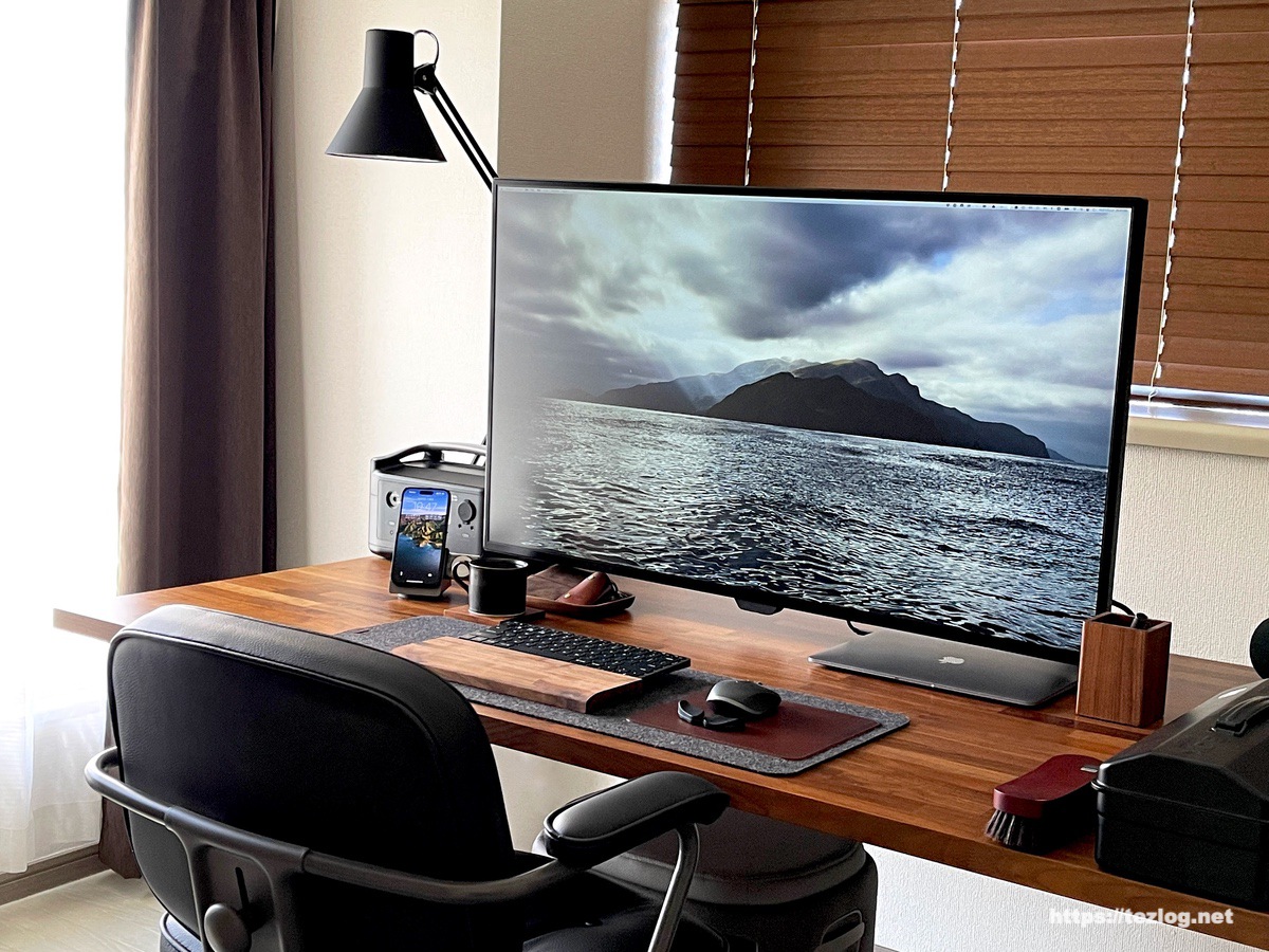 42.5インチモニターとM1 MacBook Airのホームオフィスデスク環境。デスクアイテム一式。