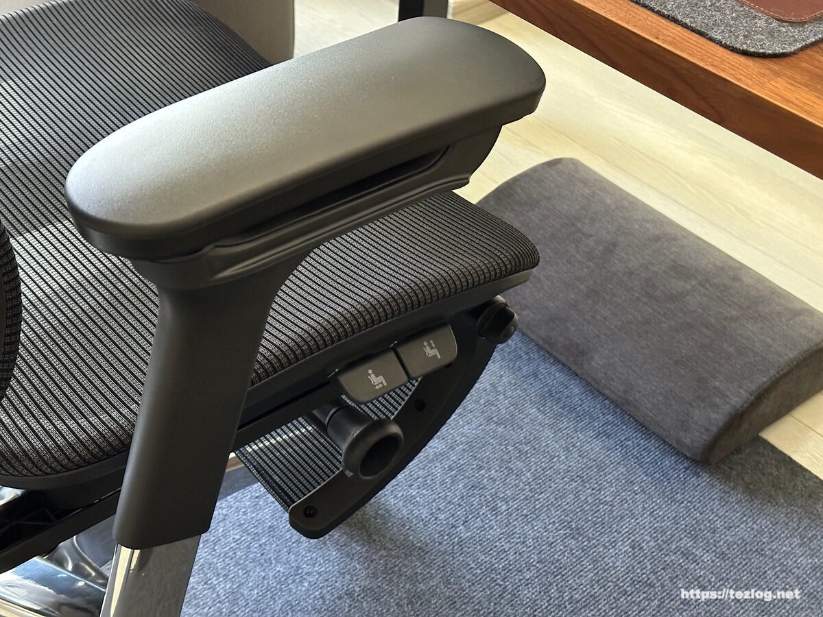COFO Chair Premium 昇降と座面調節のレバー。