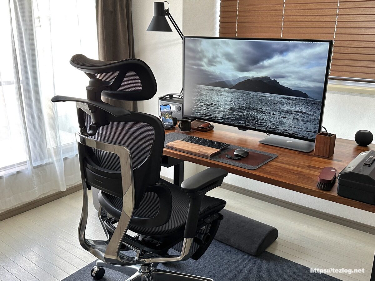 COFO Chair Premium 背面。ヘッドレスト有りでのデスクでの使用風景