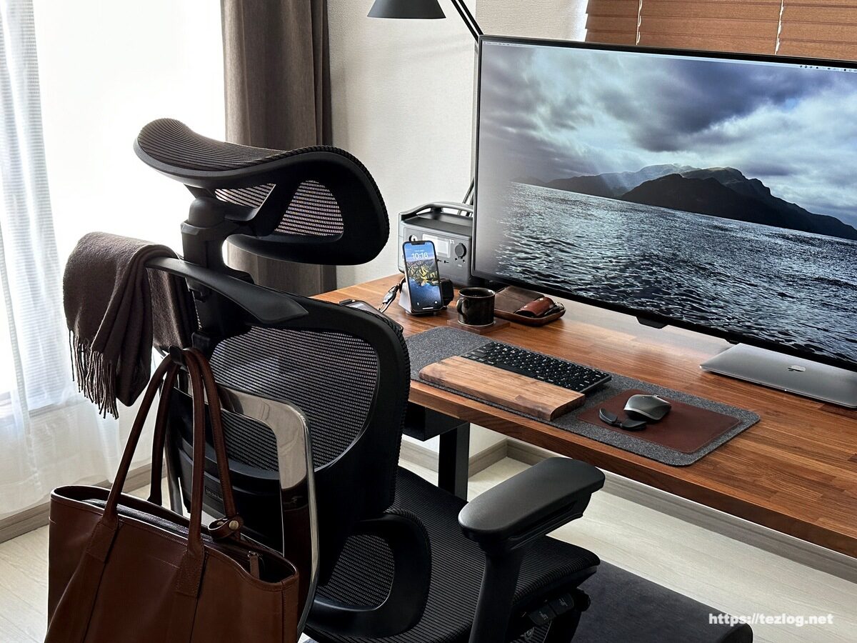 COFO Chair Premium ヘッドレスト有りでのデスクでの使用風景